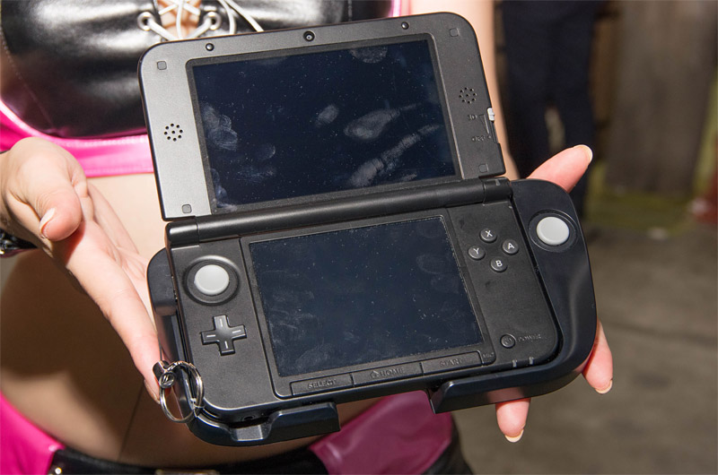 Illustration for article titled Up Close with Circle Pad Pro for the 3DS XL